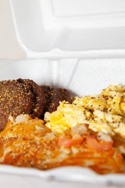 Frühstückswurst Rührei Und Haschisch Einem Weißen Karton — Stockfoto