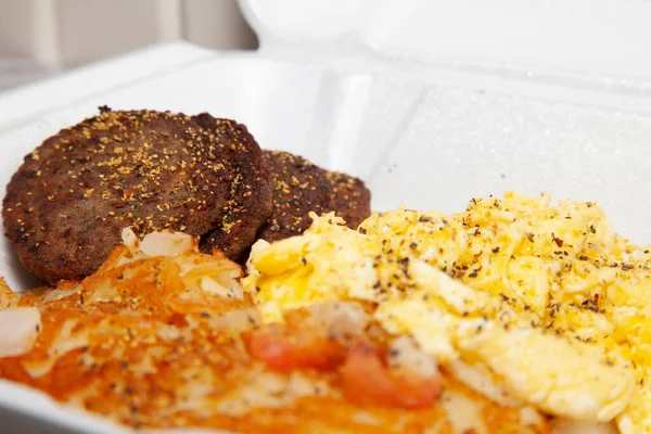 Frühstückswurst Rührei Und Haschisch Einem Weißen Karton — Stockfoto
