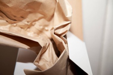 Kutudan çıkmış kahverengi ambalaj kağıdı.