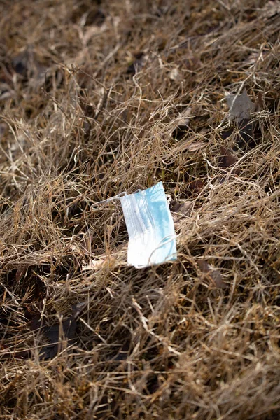 Mavi Kağıt Cerrahi Maske Yere Çöp Yığıyor — Stok fotoğraf