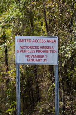 RUSSELL SAGE WILDLIFE MANDLIFE AREA, LOUISIANA ABD 15 Aralık 2020: Sınırlı erişim notları, motorlu araçların Louisiana 'da Kasım, Aralık ve Ocak aylarında Russell Sage WMA' ya girmesine izin verilmiyor.
