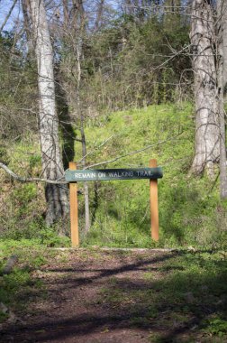 POVERTİK SERVİS PARK, DELHI, LOUISIANA ABD MARSI 05: 2020: Yeşil işaret yürüyüşçülerini yolda kalmaları konusunda uyardı.