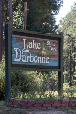 GÖLÜ D 'ARBONNE Eyaleti PARK, FARMERVILLE, LOUISIANA 24 Eylül 2021 Farisiana, Louisiana yakınlarındaki D' Arbonne Gölü Eyalet Parkı 'na giden yolun girişine işaret.