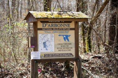 D 'ArbONNE ULUSAL YÖNETMEN REFÜR İMİ, BATI MONROE, LOUISIANA ABD MARCH 05 202 D' Arbonne Ulusal Sığınağına gelen ziyaretçileri karşılama işareti, 