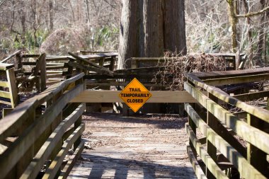 WMPD, KIROLI PARK BATI BATI MONROE LOUISIANA ABD 18 EKİM 2019 Çit polisi, WMPD 'nin geçmediğine dair küçük bir tabelayla ablukaya aldı.