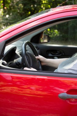 ForD FOCUS CAR, ABD, 10 ARALIK 2018: Bir arabanın direksiyonunu sıkıca tutan kadın