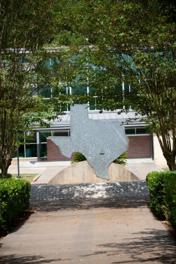 TEXASLOUISIANA BORDER, I20, TEXASUSA AĞOS 15 AĞUSTOS 2019: Texas 'ın dışındaki Teksas / Louisiana sınırındaki Ziyaretçi Merkezi' nin önündeki granit kesit 20..