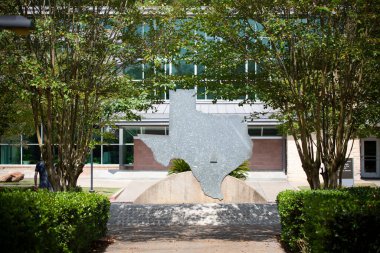 TEXASLOUISIANA BORDER, I20, TEXASUSA AĞOS 15 AĞUSTOS 2019: Texas 'ın dışındaki Teksas / Louisiana sınırındaki Ziyaretçi Merkezi' nin önündeki granit kesit 20..