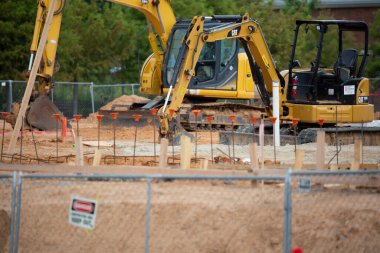 LOUISIANA TECH ÜNİVERSİTESİ, RUSTON, LOUISIANA, Birleşik Devletler - Temmuz 07 2018: Birleşik Mühendislik ve Bilim Binası 'nı inşa etmek için topraktan toprak taşıyan makineler