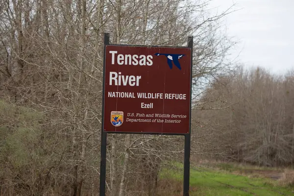 テナス川国立野生生物保護区のエゼル地域 ルイシアナ米国2020年2月21日 魚類野生生物保護局内テンサス川国立野生生物保護区の標識はエザエル地区に注目している — ストック写真