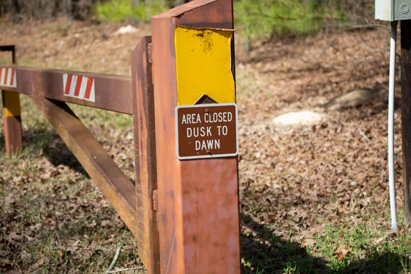 Gate Area Closed Til Dawn Sign Lake Iatt Rekreational Area — Stok Foto