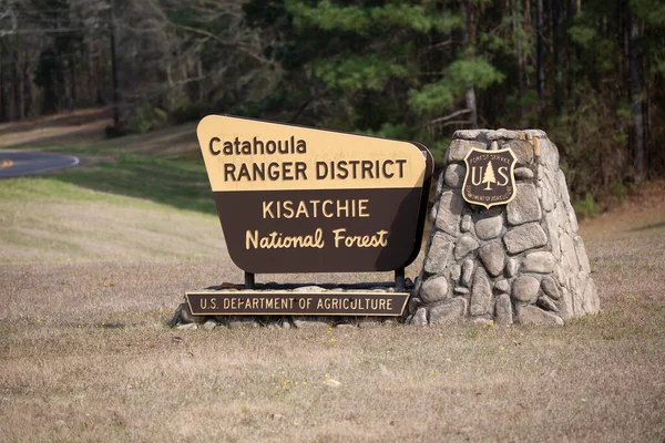 カタオラ山脈地域の標識 キサッチィ国立森林 ルイシアナ米国2020年2月28日 米国農業森林サービス部キサッチィ国立森林標識のカタオラレンジャー地区 — ストック写真