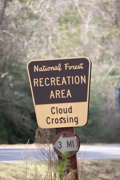 Aus Dem Fokus Kisatchie National Forest Crossing Recreation Area Sign — Stockfoto
