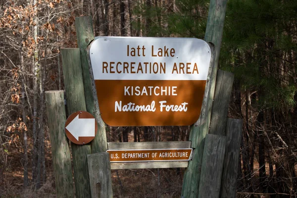 イアット湖レクリエーションエリア標識 イアット湖レクリエーションエリア カタホール州キサッチィ国立森林の範囲の地区 ルイザナ米国2020年2月28日 キサッチー国立森林のイアット湖レクリエーションエリアを指す記号 — ストック写真