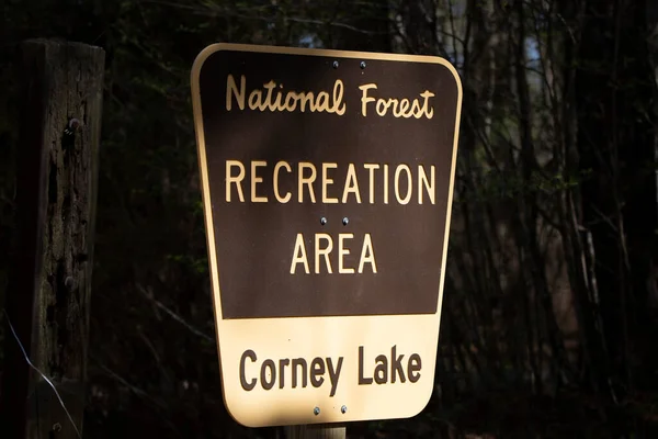 コロニー湖のキサッチー国立森林レクリエーション地域 Louisiana Usa 2022年3月9日 コーニー湖のキサッチー国立森林レクリエーション地域への標識のエントリ — ストック写真