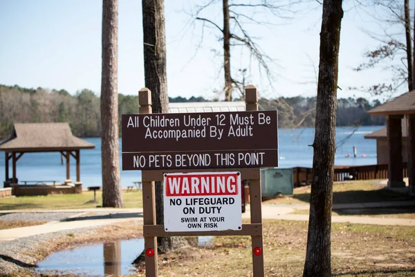 Jimmie Davis State Park Louisiana 2022年3月18日 ライフガードがおらず 12歳未満のすべての子供には大人が同伴する必要があるという警告に署名する — ストック写真