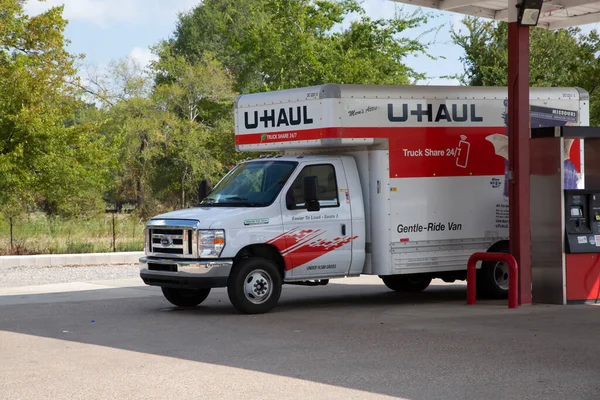U-HAUL TIR, TEXAS / UNITED DEVLETLER - 24 AĞUSTOS 2018: Bir benzin istasyonunun dışındaki U-Haul kamyonu.