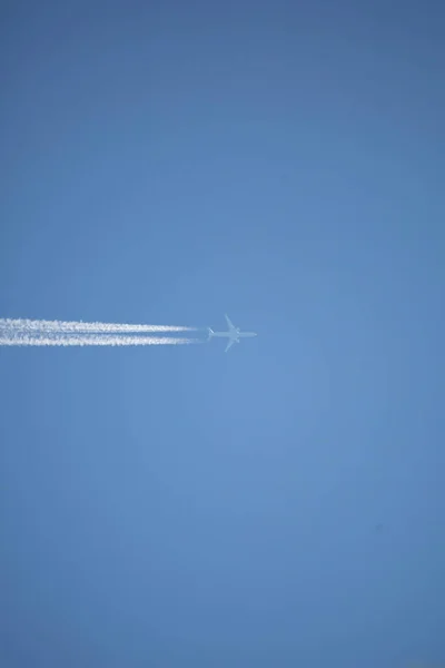Avión Blanco Sobrevolando Dejando Largo Rastro Químico Detrás — Foto de Stock