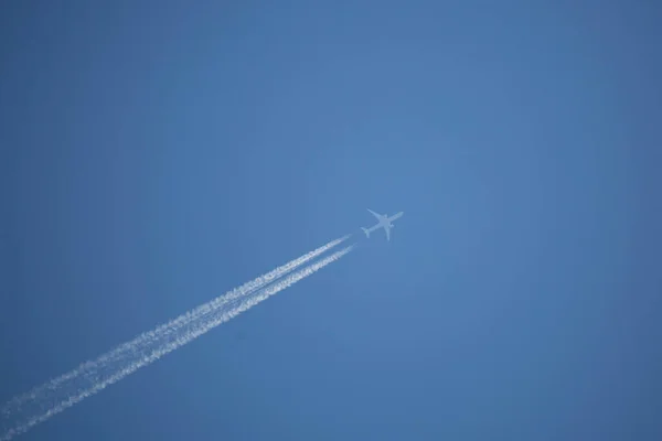 Avión Blanco Sobrevolando Dejando Largo Rastro Químico Detrás — Foto de Stock