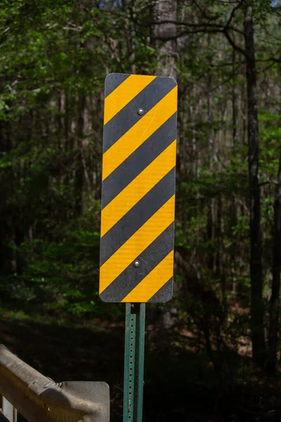 黄色和黑色标志表示前面有一座桥 — 图库照片