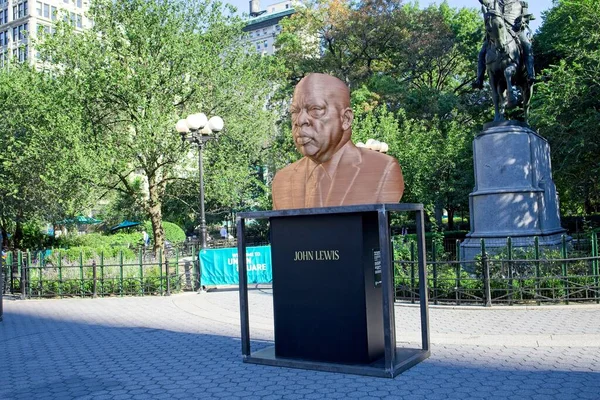 New York, New York, ABD - 2 Ekim 2021: Sanatçı Chris Carnabuci tarafından Union Square 'de basıldı
