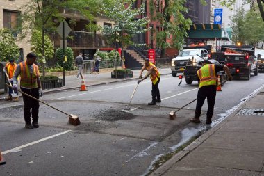 New York, New York, ABD - 6 Ekim 2021: İşçiler W 16. Cadde 'de yeni bir hız tümseğine hazırlanıyorlar