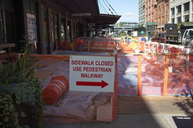 New York, New York, ABD - 9 Ekim 2021: KaldırımKapalı Kullanım Yaya Yolu tabelası