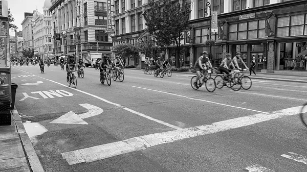 New York, New York, ABD - 16 Ekim 2021: Binlerce bisikletçi Manhattan 'daki Altıncı Cadde' ye giderken beş şehir bisiklet turu