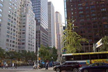 New York, New York, ABD - 18 Ekim 2021: 53. Cadde 'den güneye bakan gökdelenler