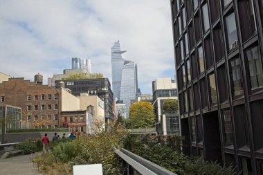 New York, New York, ABD - 21 Ekim 2021: Hudson Metrosu, High Line 'dan görüldüğü üzere yükseliyor