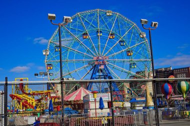 Brooklyn, New York, ABD - 1 Kasım 2021: Coney Adası 'nda Wonder Wheel dönme dolap önü