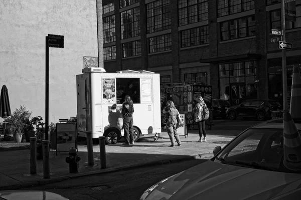 Brooklyn, New York, ABD - 20 Aralık 2021: DUMBO 'daki Jay ve Water Caddelerinde kahve satan mobil standı