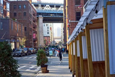 Brooklyn, New York, ABD - 20 Aralık 2021 Bir sonbahar gününde Jay Caddesi 'nin batısına, DUMBO' ya bakıyorum.
