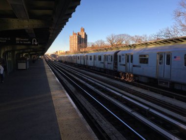 Bronx, New York, ABD - 31 Aralık 2021 Pelham Bulvarı 'ndaki Lexington metrosu