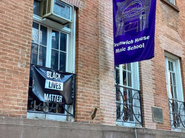 New York, New York, ABD - 21 Şubat 2022 Greenwich Village 'deki Greenwich House Binasında pankartlar asılı