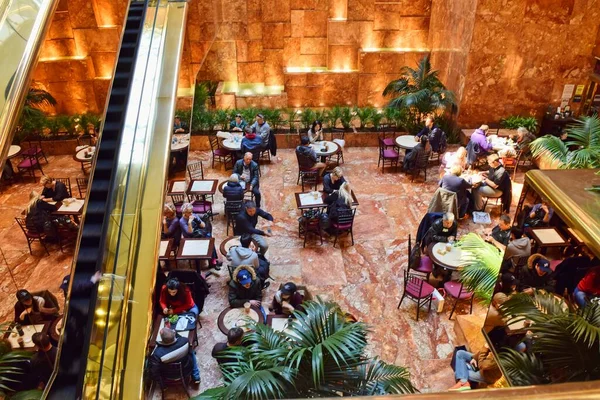 New York, New York, ABD - 28 Şubat 2022: Manhattan 'da Beşinci Cadde' deki Trump Tower halk yemek alanı
