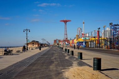 Brooklyn, New York, ABD - 7 Temmuz 2022: Sonbahar gününde Coney Adası Boardwalk