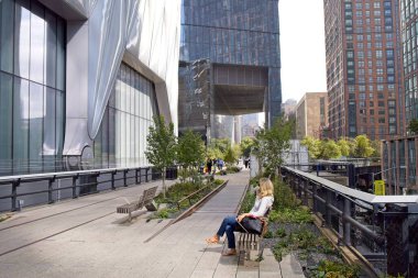 New York, New York, ABD - 1 Ağustos 2022: The Shed boyunca NYC High Line 'ın görüntüsü, Sanat Merkezi