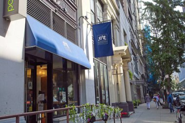 New York, New York, ABD - 1 Ağustos 2022 Greenwich Village 'deki Ootoya Japon restoranı 41 E 11. caddedeki tente ve afişi gösteriyor