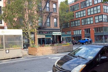 Brooklyn, New York, ABD - 29 Eylül 2022: Brooklyn 'in Brooklyn Heights bölgesinde 72 Henry Caddesi' nde dışarıdan yemek yiyen Henry 's End restoranı
