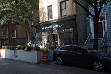 Brooklyn, New York, ABD - 2 Ekim 2022: 102 Hicks Sokağı 'nda Joe Coffee Co' da