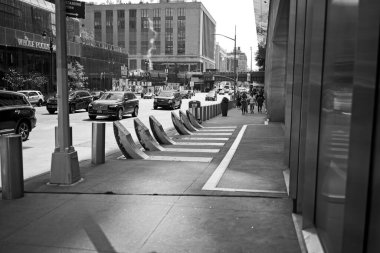 New York, New York, ABD - 11 Ekim 2022: 10. Bulvar 'daki elektronik kontrollü barikatlar Hudson Yards' daki bir yükleme limanına izinsiz araçların girmesini engelledi.