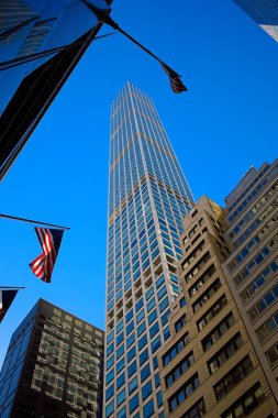 New York, New York, ABD - 13 Ekim 2022 Park Bulvarı süper yüksek apartman dairesi yerden gökyüzüne doğru bakıyor.
