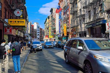 New York, New York, ABD - 21 Ekim 2022: Çin Mahallesi Mott Caddesi boyunca çok sayıda restoranı, hediyelik eşya dükkanını ve diğer ticari faaliyetleri gösteren manzara