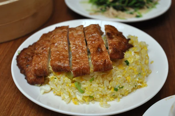 Nasi goreng telur dengan daging babi — Stok Foto