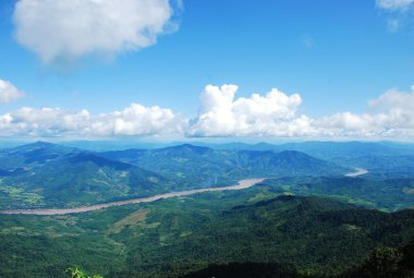 Mavi gökyüzü arka plan üzerinde yeşil dağ