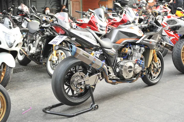 19 Aralık Pazar günü Bangkok, Tayland 'da 19 Aralık 2021 tarihinde Khaosan yolunda BANGKOK-Aralık 19 otomobil ve motosiklet fuarı