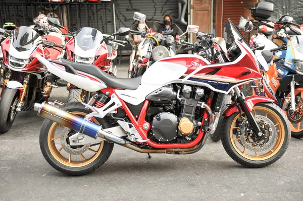 19 Aralık Pazar günü Bangkok, Tayland 'da 19 Aralık 2021 tarihinde Khaosan yolunda BANGKOK-Aralık 19 otomobil ve motosiklet fuarı