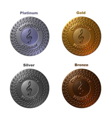 4-3 boyutlu bir set, beyaz bir arka planda izole edilmiş, platin, altın, gümüş ve bronzdan oluşan metalik dokularda müzik kategorisi birincisi madalyalarının resimlerini yaptı..