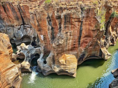 Güney Afrika 'da Treur ve Blyde nehirlerinin birlikte aktığı Bourkes Şans Çukuru adı verilen su erozyonunun sonsuzluklarını oluşturan eşsiz bir jeolojik yapı..
